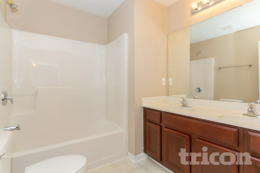 Building Photo - 3364 Estes Dr