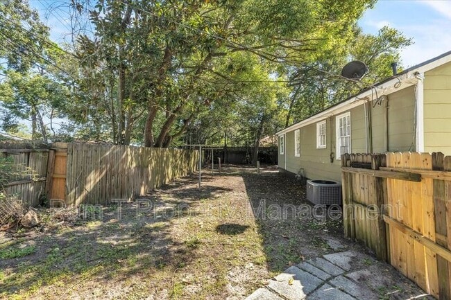 Building Photo - 2310 Lorraine Dr