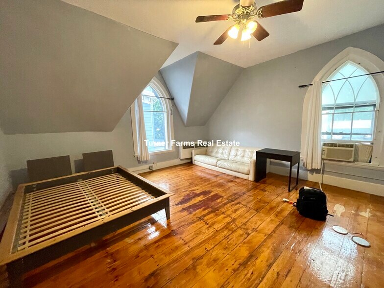 Primary Photo - 139 Hillside St