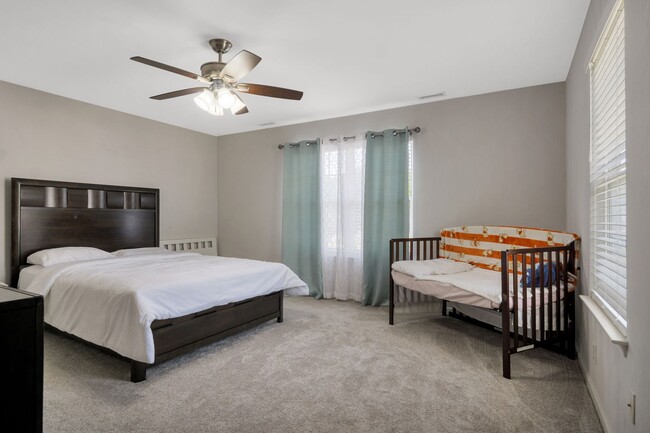 Building Photo - Stunning and Spacious 3 Bedroom 2.5 Bath C...
