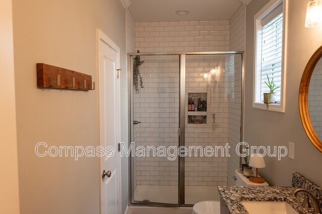 Building Photo - 933 E Churchwell Ave