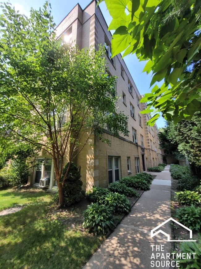 Building Photo - 1916 W Lunt Ave