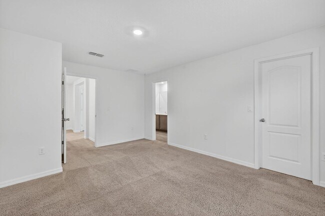 Building Photo - 3BR Townhome in Tavares with Open Floor Plan & Community Playground