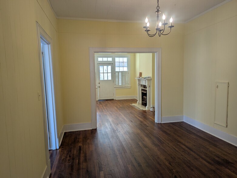 Building Photo - 806 Belhaven St