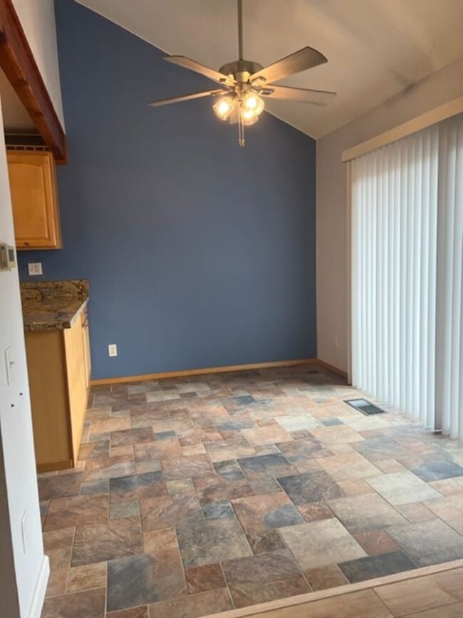 Building Photo - 3BD 2BA 2CAR Garage Townhouse located in L...
