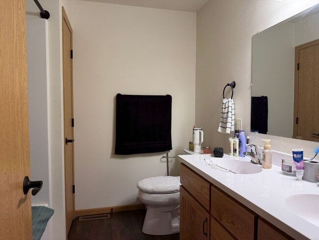 Building Photo - 4 Bedroom Duplex for Rent