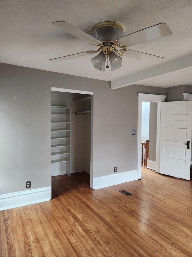 Building Photo - 2 bedroom with 1 bath
