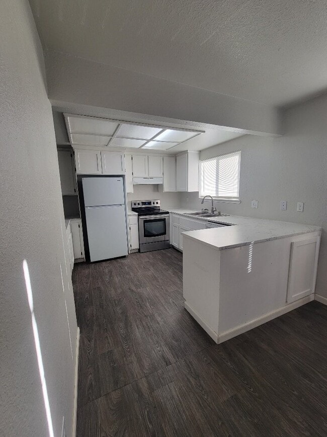 Building Photo - Lovely 3 bedroom 1.5 bath duplex for rent ...