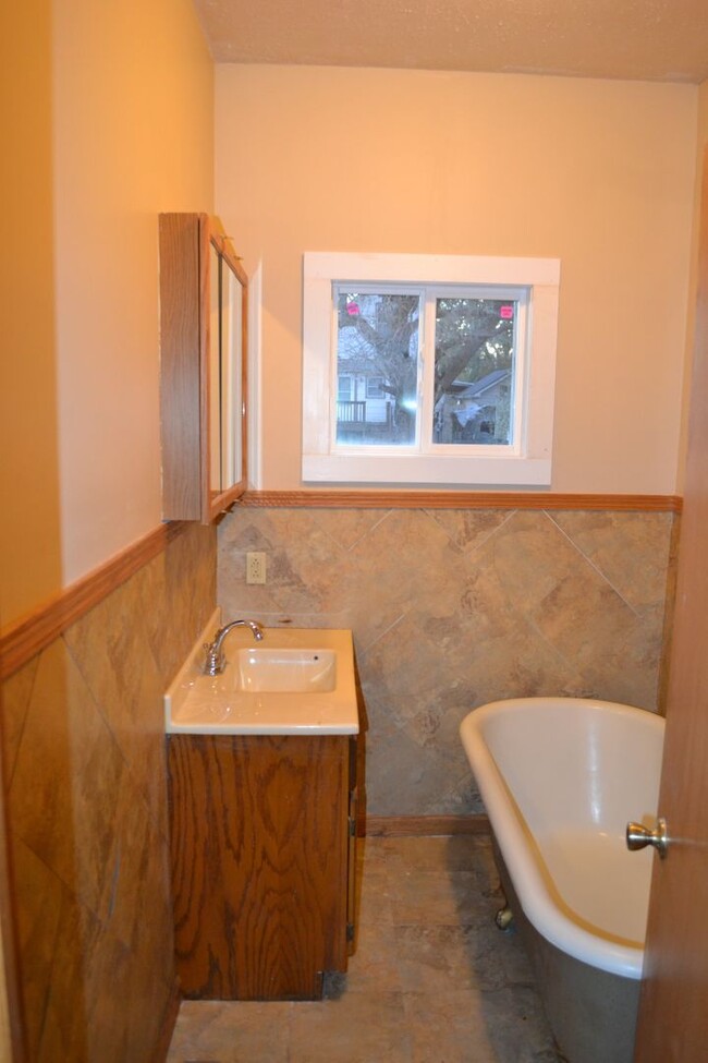 Building Photo - Remodeled 3-bedroom, open floor plan, Newe...