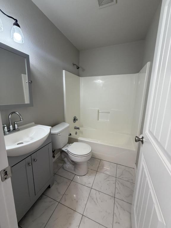 Building Photo - 2404 Pheasant Dr
