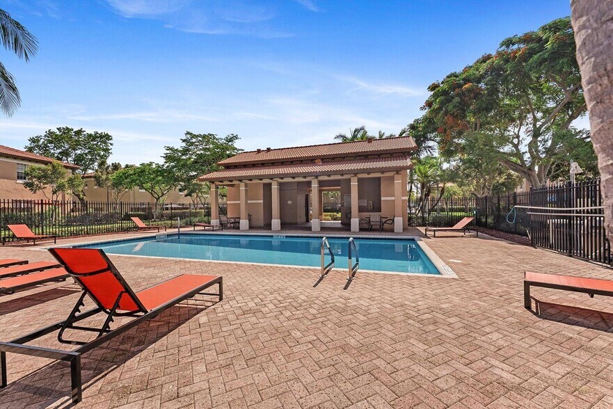 Building Photo - 6884 Julia Gardens Dr