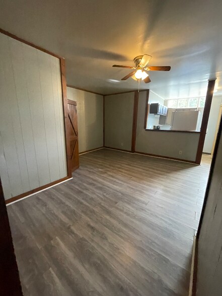 Building Photo - 613 W 6th St