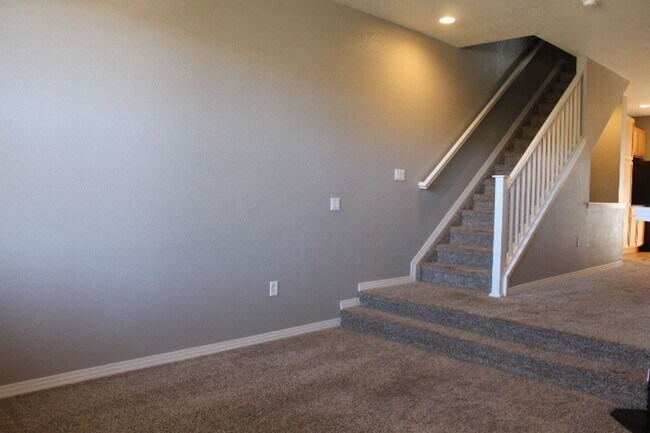 Building Photo - Stonegate Townhouse w/ 3 br/3 1/2 baths!!