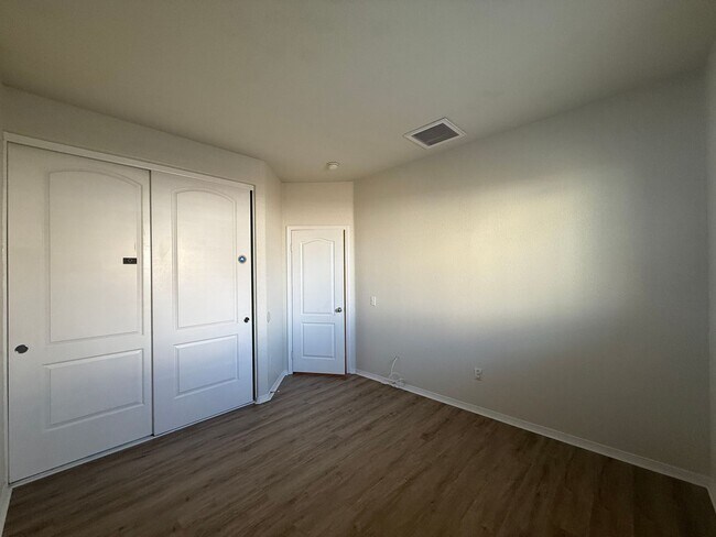 Building Photo - Available Now! Lancaster 3 bed 2 bath