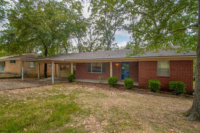 Building Photo - 3813 Hillside Dr