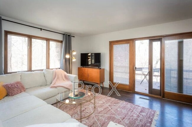 Building Photo - 6 Lambeth Cir