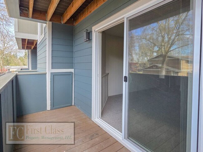 Building Photo - 17150 SW Heritage Ct