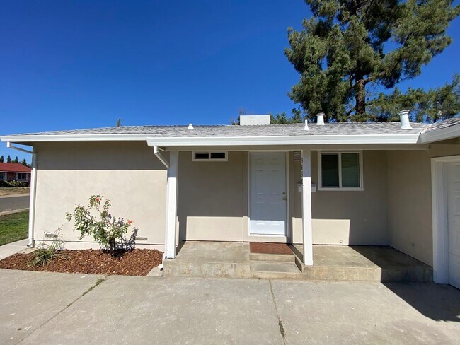 Building Photo - Renovated 3 Bed 1 Bath Home near Bradshaw and highway 50 in Rancho Cordova