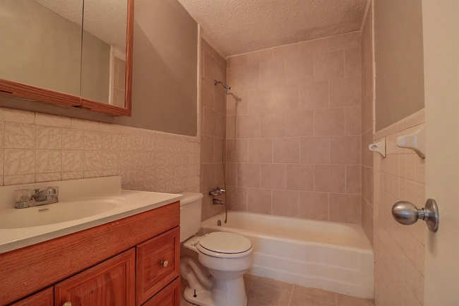 Building Photo - 3bed/1 bath property located in Central Lu...