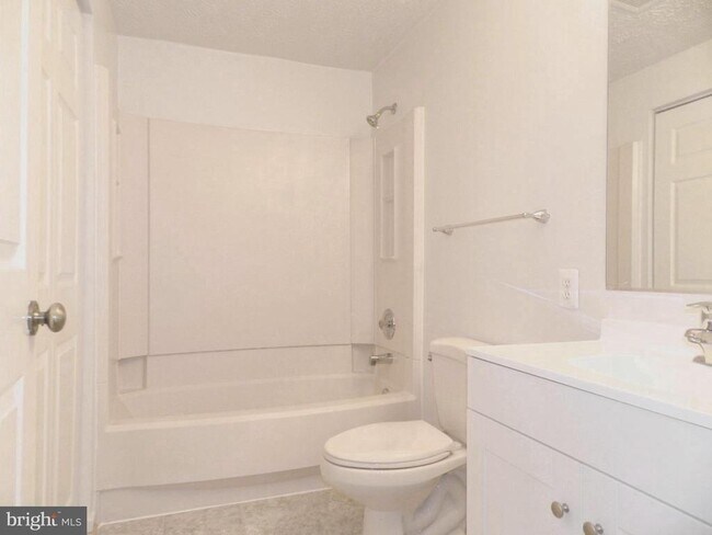 Building Photo - 10605 Holleybrooke Dr