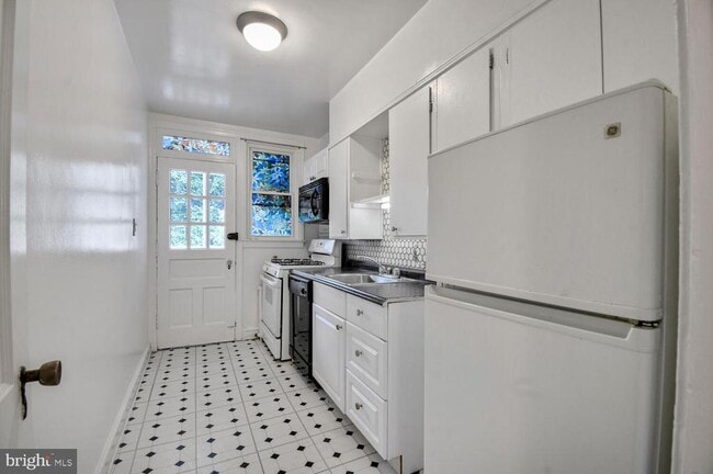 Building Photo - 4515 Avondale St