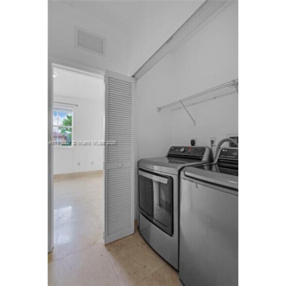 Building Photo - 8643 NW 112th Pl