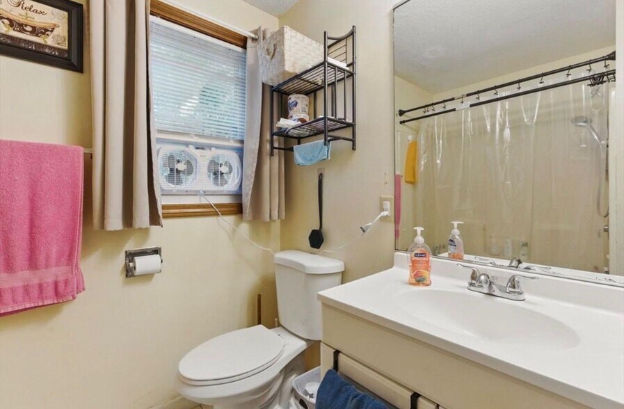 Building Photo - 84 Cherrelyn St