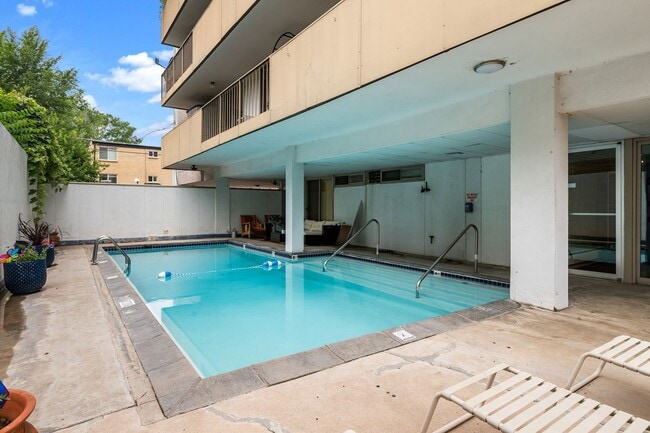 Building Photo - Updated 2-bedroom condo in Denver!