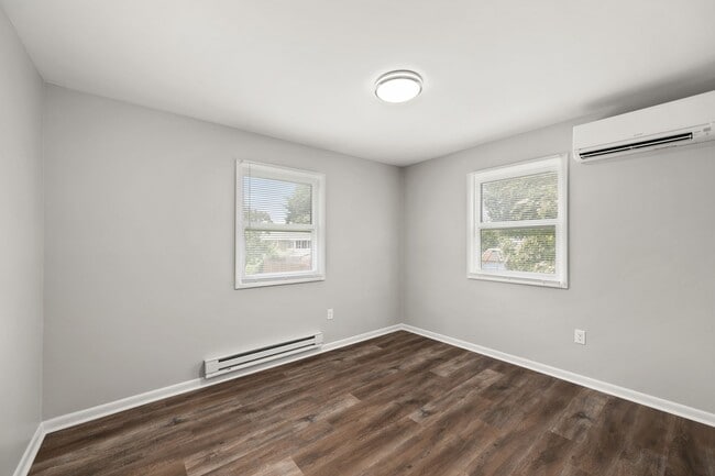 Building Photo - Charming Bi-Level for rent in Milford, $2,...