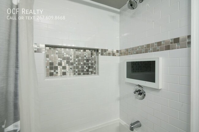 Building Photo - Wash Sq West 2 Bed Condo