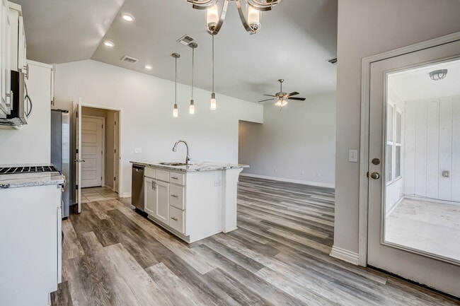 Building Photo - 3 Bedroom 2 Bath House for Lease!!