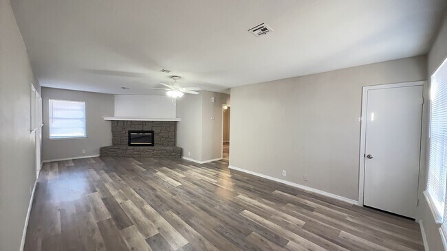 Building Photo - Cozy up this New Year in your new 2 bed/1bath home!