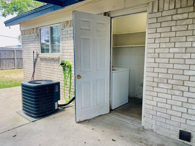 Building Photo - 3400 Pleasant Valley Ln