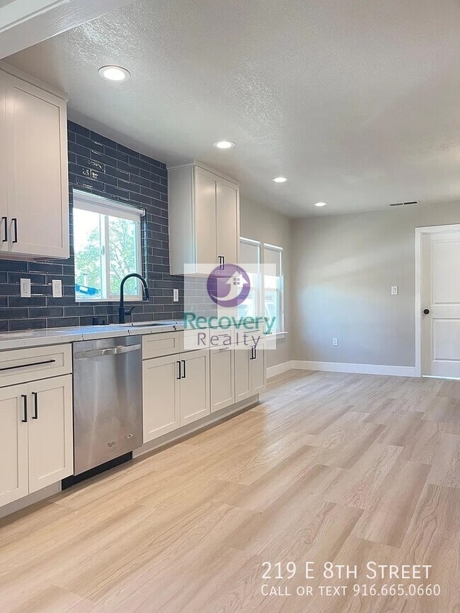 Building Photo - 219 E 8th St