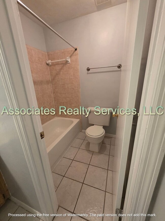 Building Photo - 2 bed/1.5 baths in Shell Rock Villas- 2 We...