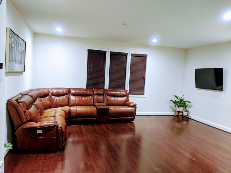 LIVING ROOM - 5215 Bedford Falls Cir