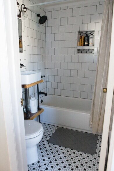 Building Photo - 636 Jersey Ave