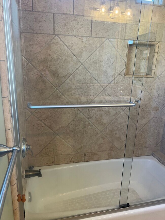 Building Photo - Custom home 1 block to ocean