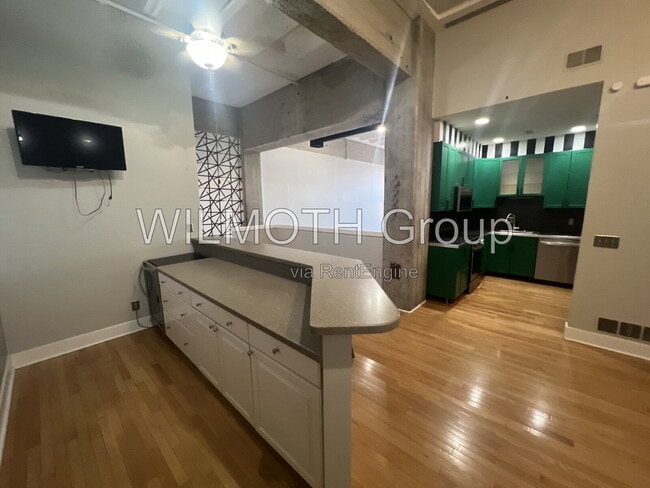 Building Photo - 611 N Park Ave