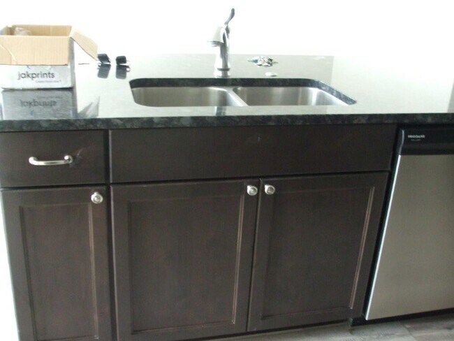 Building Photo - Beautiful  4 bed, 2.5 bath 2 car with extra deep bay and an additional office