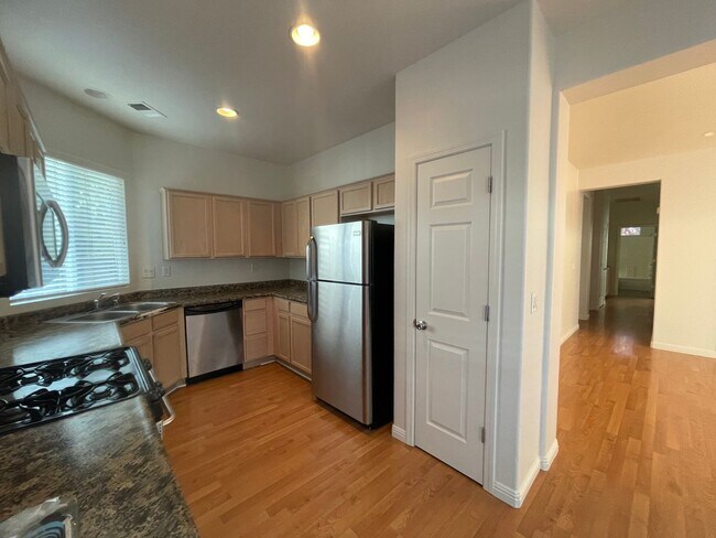 Building Photo - Nice single story, 3 bedroom, 2 bath plus 2 car garage home