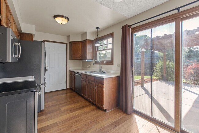 Building Photo - 4 bed, 2 bath, large yard available in Woo...