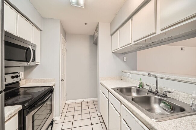 Building Photo - 501 W 26th St