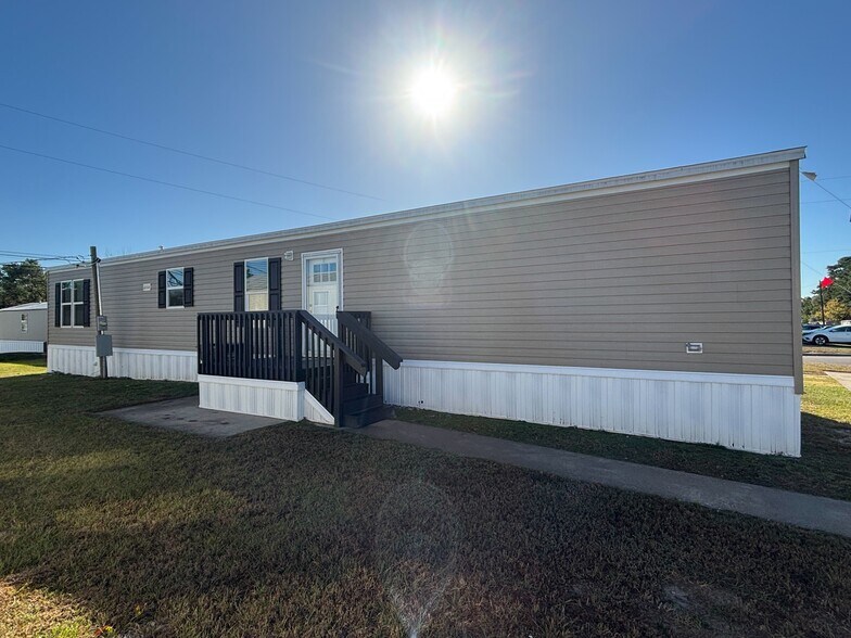 Building Photo - 204 Linda St