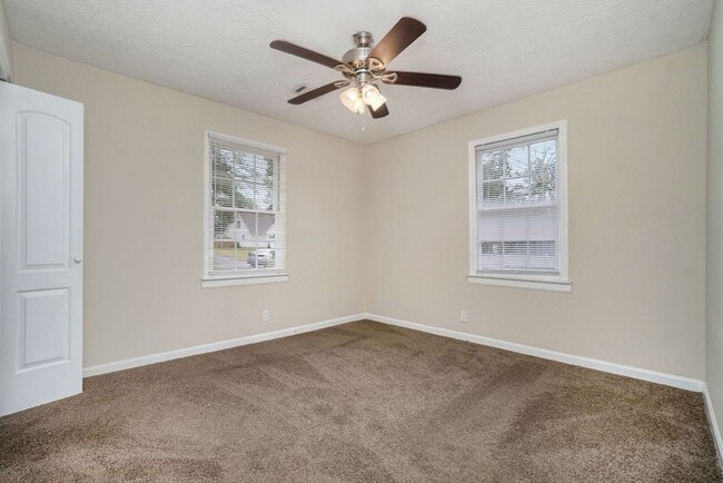 Building Photo - Large 4 Bedroom 2.5 Bath Home with 2 Car Garage