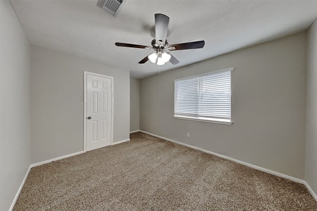 Building Photo - 10834 Glenora Dr