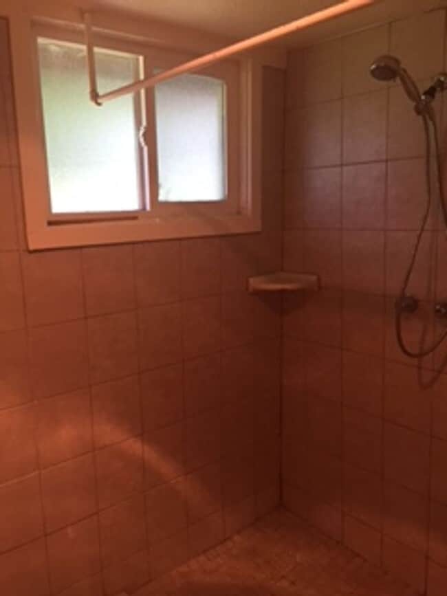 Building Photo - Spacious studio apartment located near downtown Idaho Falls!