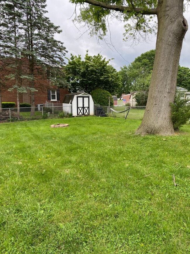 Building Photo - Beautiful 3 Bedroom House with Large Fence...