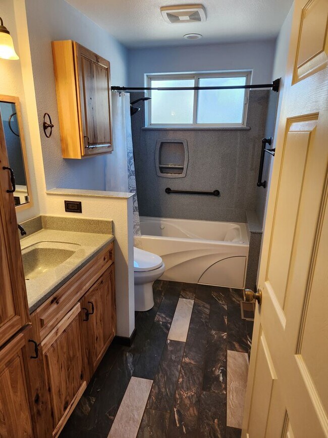 Building Photo - AVAILABLE SOON! Large Single level Sinagua...