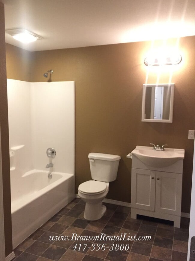 Building Photo - Large 5 Bedroom with lawn care and a community pool